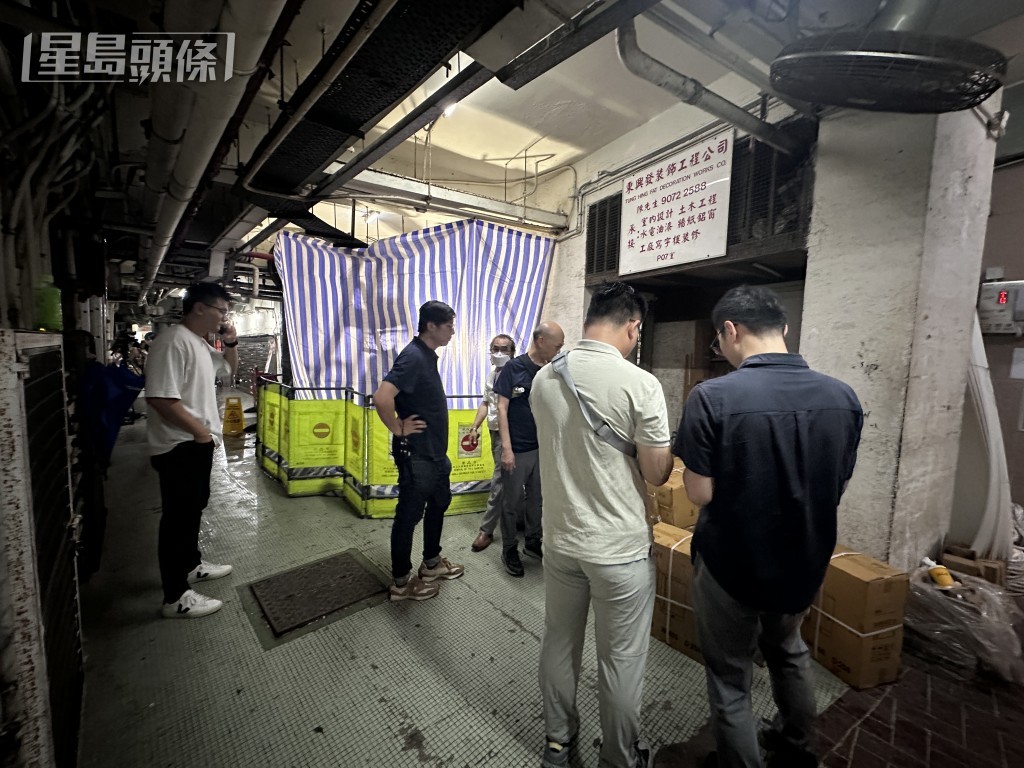 益豐A座及C座部分單位復電後「跳掣」,工程人員在場維修。梁國峰攝 益豐A座及C座部分單位復電後「跳掣」,工程人員在場維修。梁國峰攝