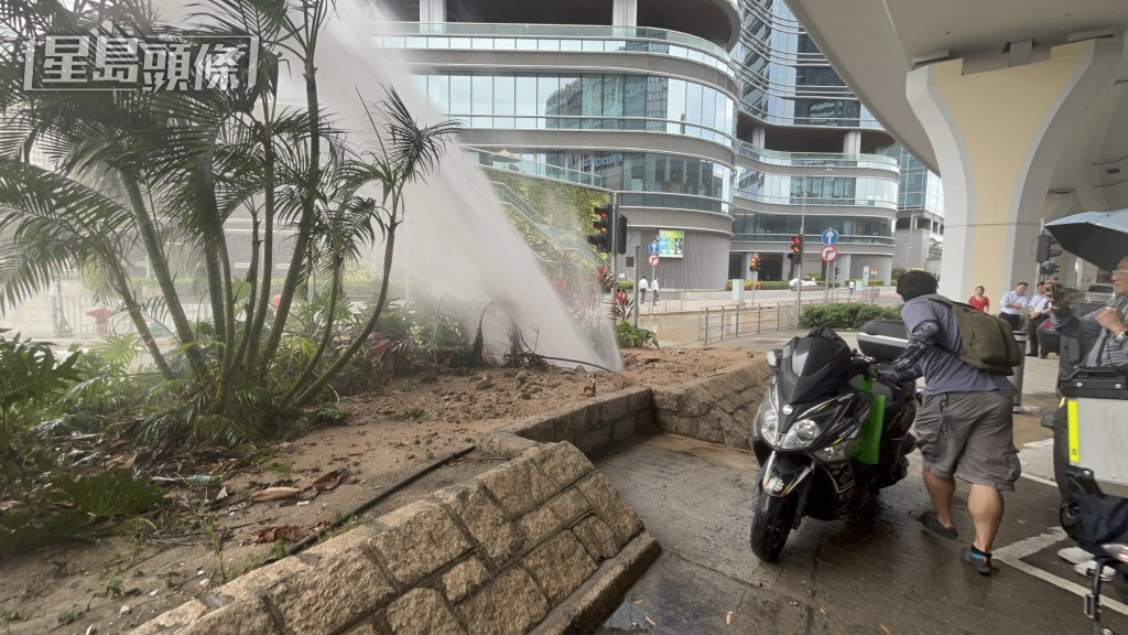 水柱由花槽地下噴出。
