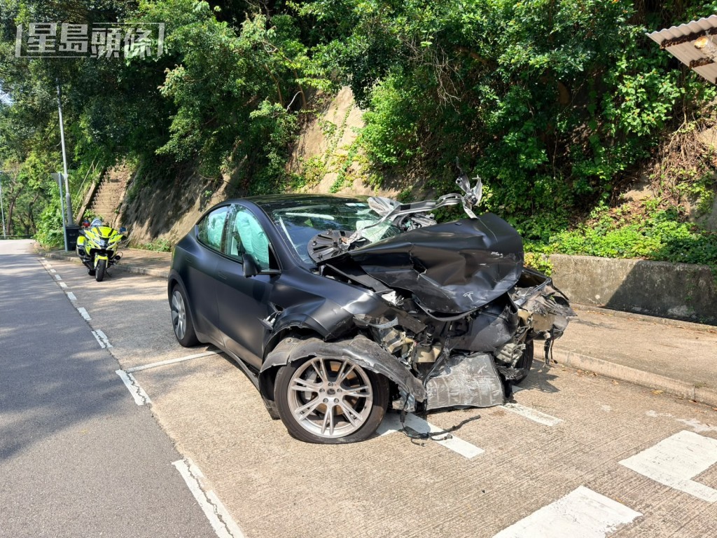 Tesla車頭毀爛不堪。梁國峰攝 Tesla車頭毀爛不堪。梁國峰攝