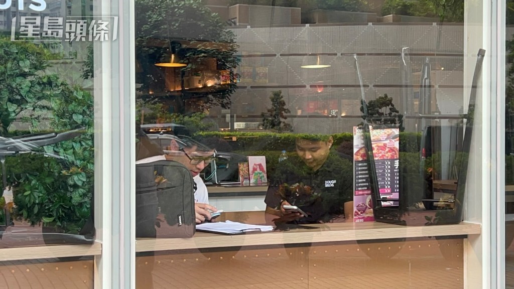 店員（右）向警方錄口供。楊偉亨攝