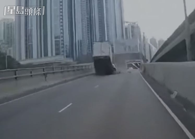 貨車猛撼垃圾車車尾。網上影片截圖