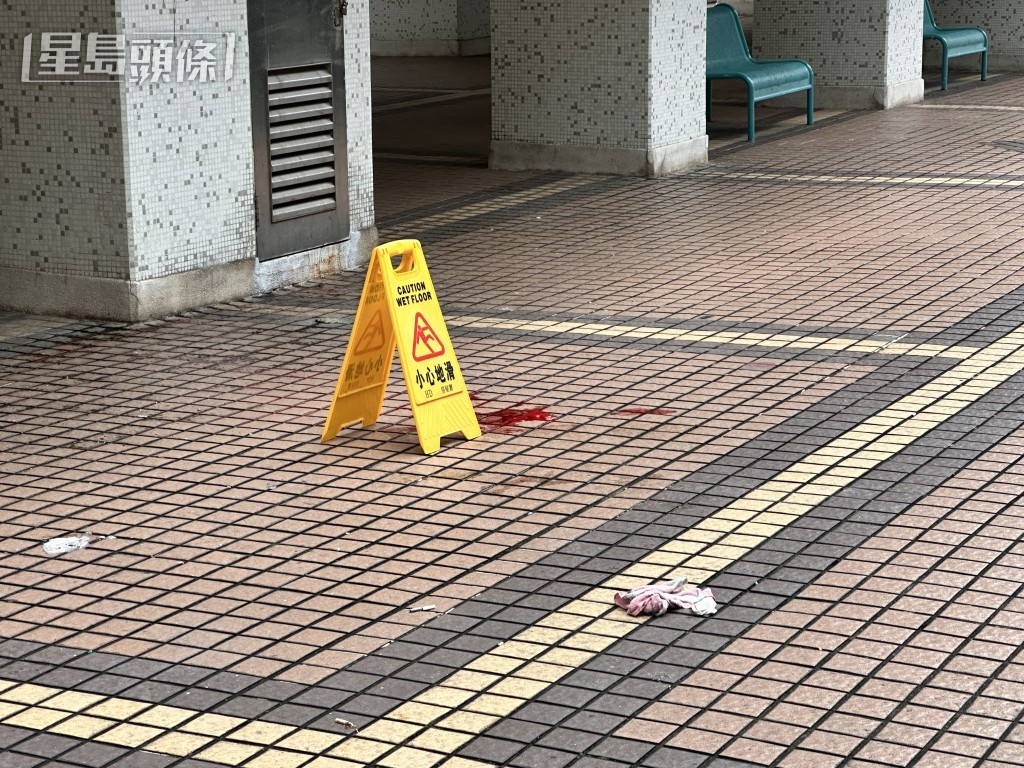 地上遺留血迹。梁國峰攝