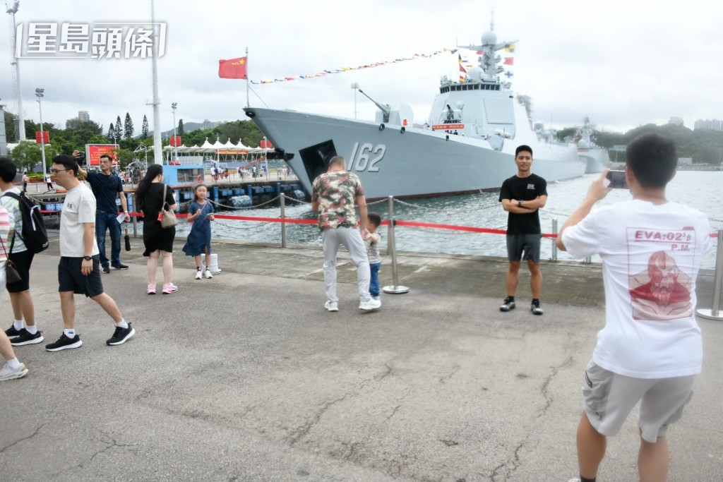 市民參觀軍艦「打卡」留念。楊偉亨攝 市民參觀軍艦「打卡」留念。楊偉亨攝