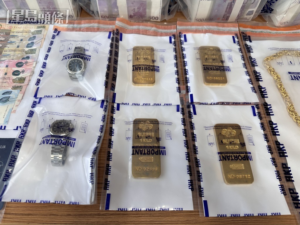 警方檢獲一批假的金飾、金條和金錶。梁國峰攝 警方檢獲一批假的金飾、金條和金錶。梁國峰攝