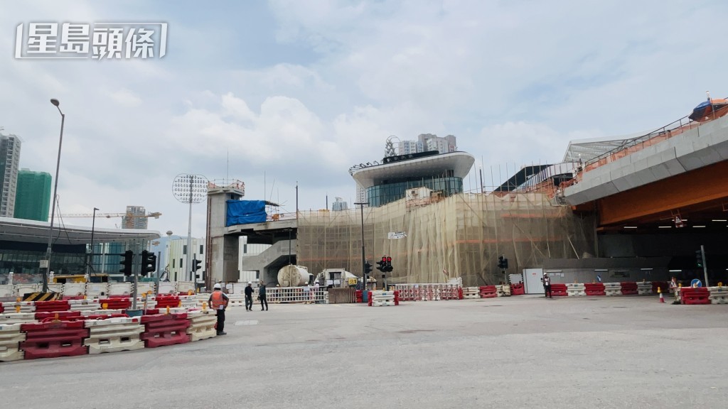 啟德體育園有工人昏迷送院。