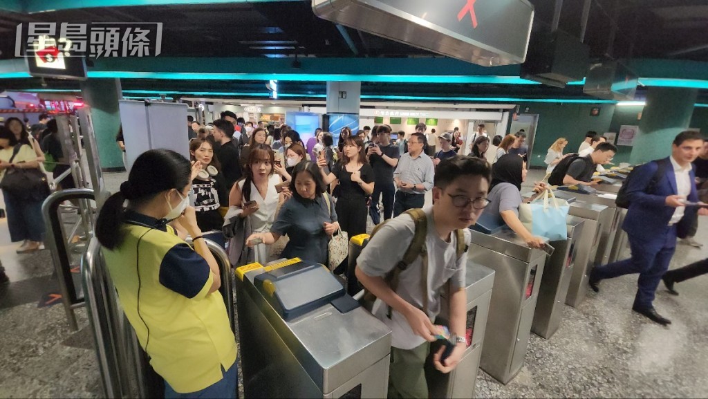 職員當晚在站內協助疏導乘客。資料圖片 職員當晚在站內協助疏導乘客。資料圖片