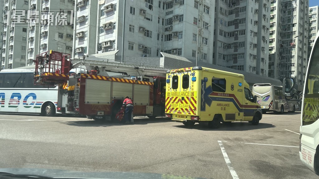 墮海男子被救起，由救護車送院後不治。