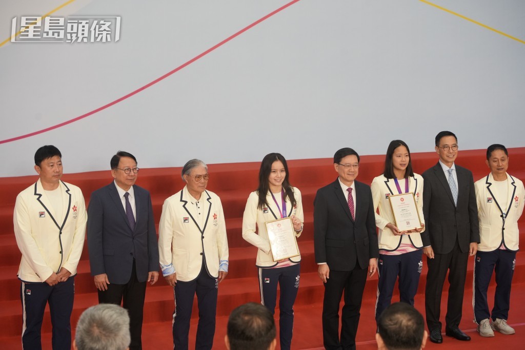 李家超向在亚运中获奖的运动员颁发表扬状。吴艳玲摄