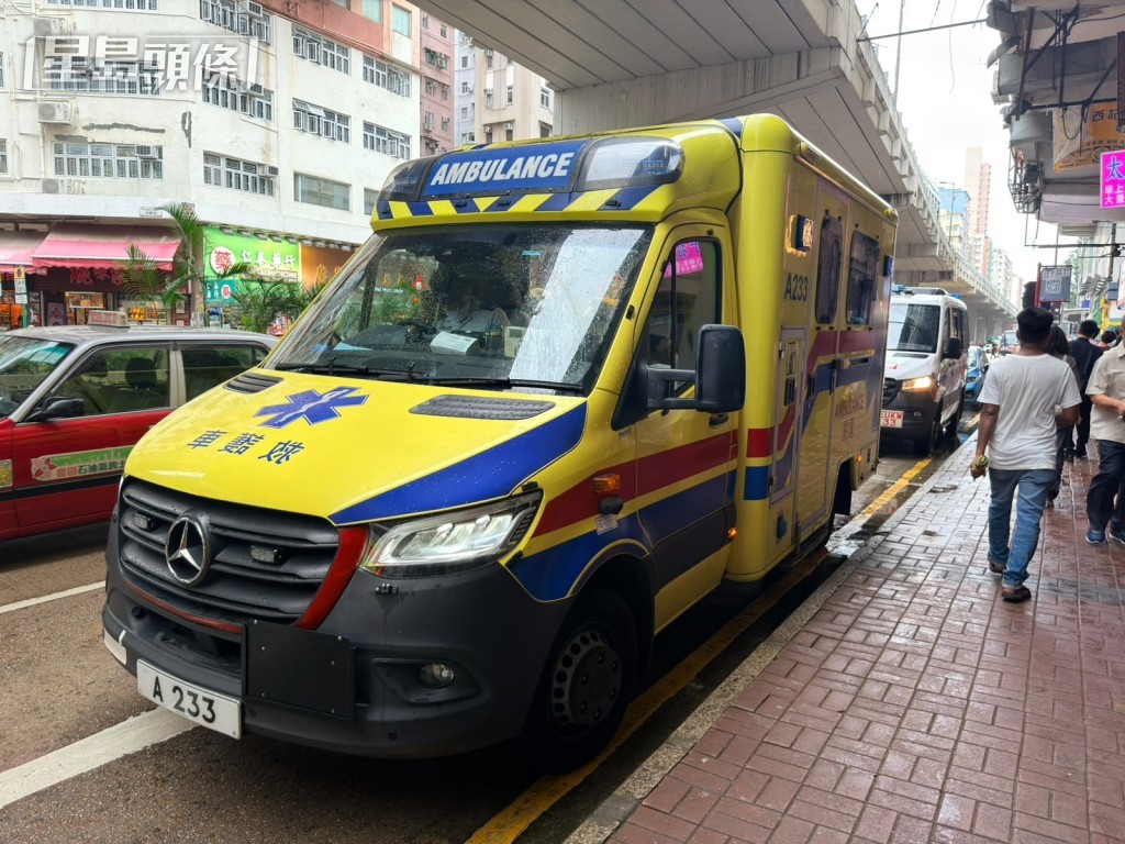 救護車到場。 救護車到場。