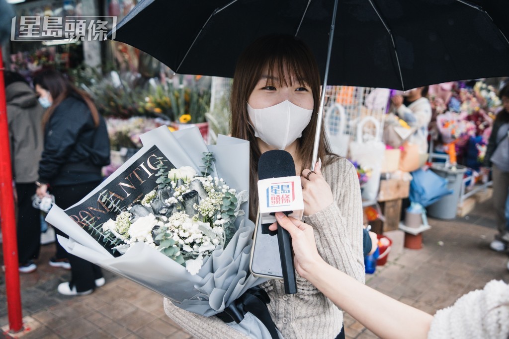 夏小姐趁午膳時間買花贈男友。汪旭峰攝