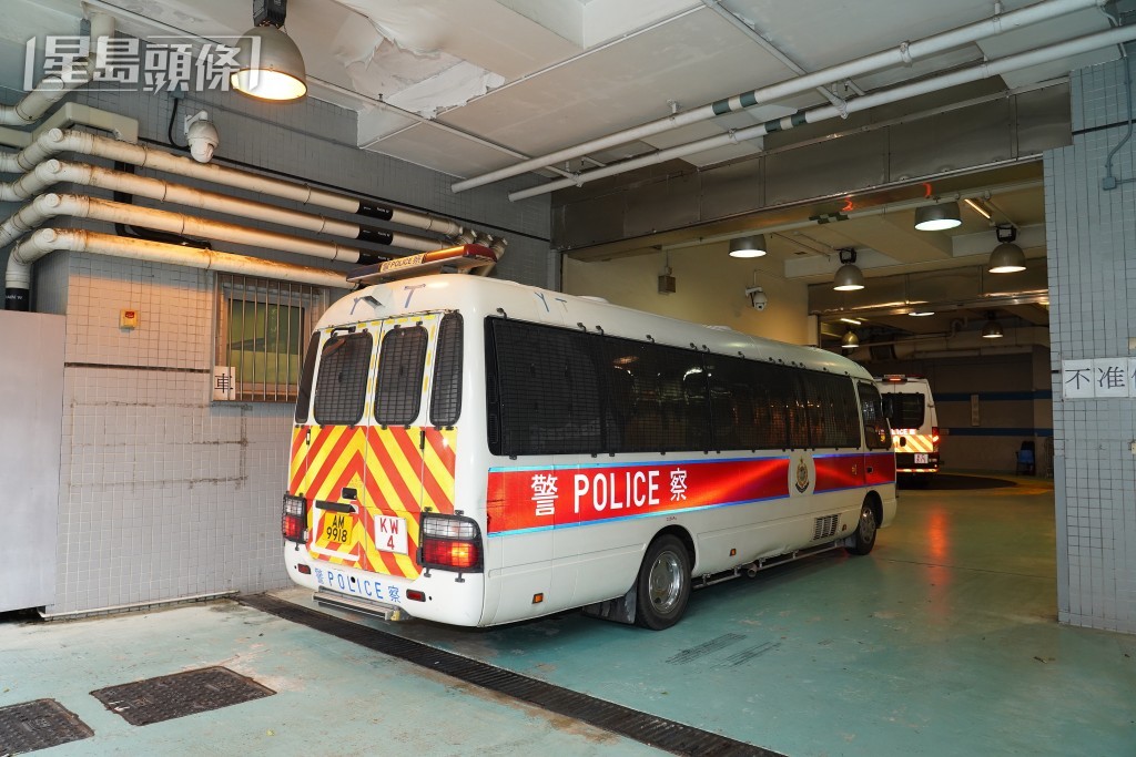 被告沈玉權今早由警車送往法院提堂。葉偉豪攝 被告沈玉權今早由警車送往法院提堂。葉偉豪攝