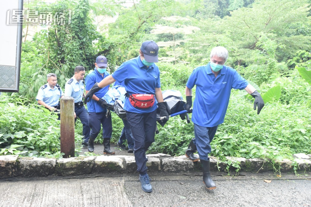 案發後,仵工將死者屍體抬走。資料圖片 案發後,仵工將死者屍體抬走。資料圖片