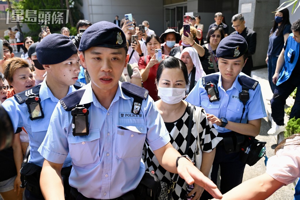 何太離庭,大批熱心市民沿途舉機緊隨其後。劉駿軒攝 何太離庭,大批熱心市民沿途舉機緊隨其後。劉駿軒攝