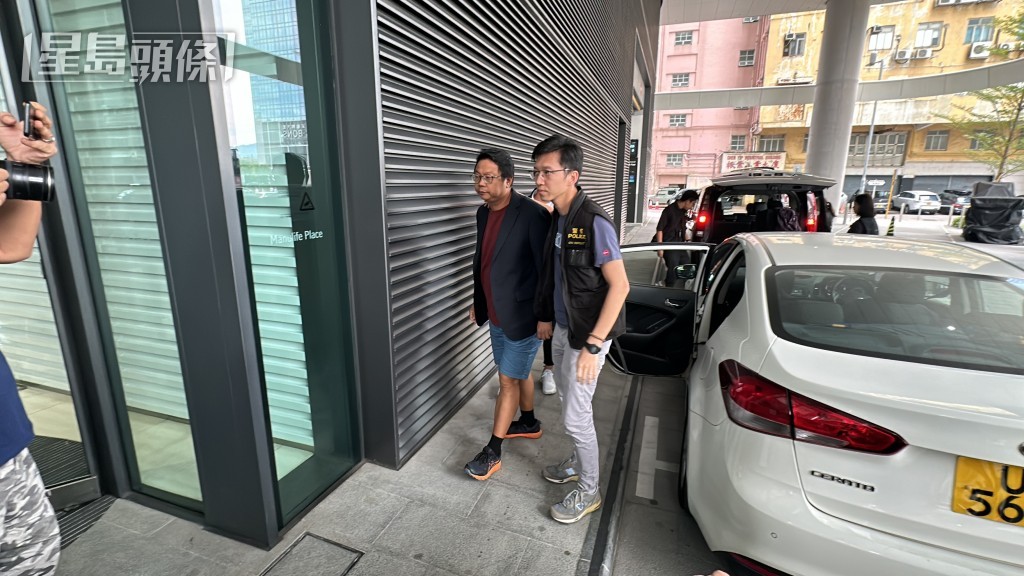 朱江瑋被帶往宏利廣場搜證。梁國峰攝 朱江瑋被帶往宏利廣場搜證。梁國峰攝