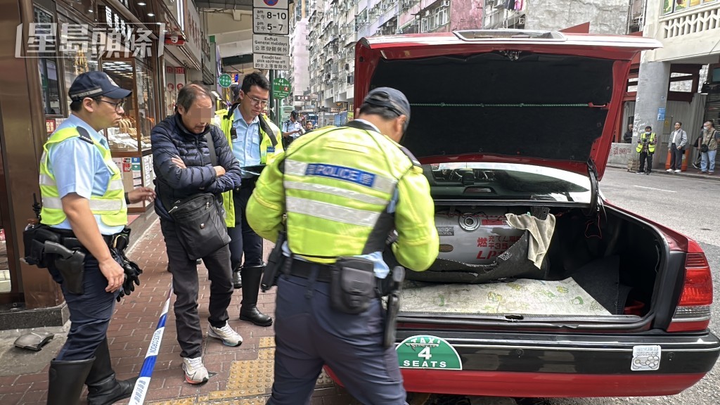 的士司機協助警員調查。