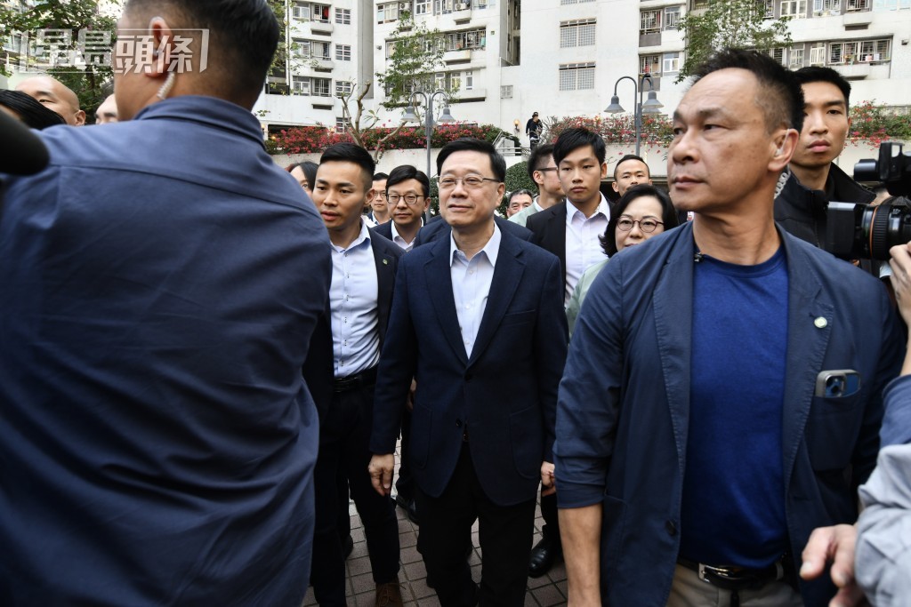 李家超到油麻地駿發花園探訪市民。