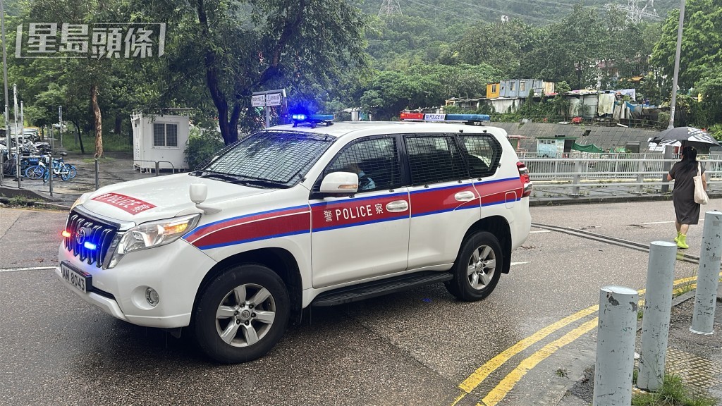 沙田下城門水塘水位達到警戒線，警車到場。劉漢權攝