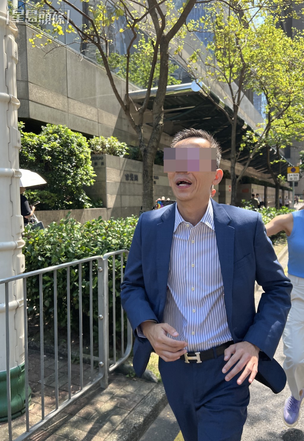 丁男早前到灣仔區域法院進行債務訴訟聆訊，他拒絕回應記者提問。《東周刊》圖片