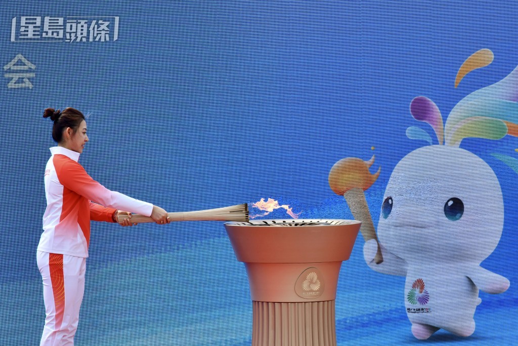 劍擊運動員佘繕妡負責最後一棒。盧江球攝 劍擊運動員佘繕妡負責最後一棒。盧江球攝