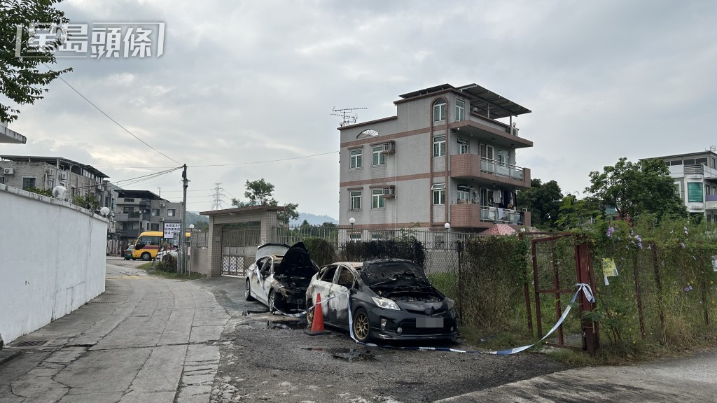 兩輛私家車停泊在大旗嶺路近港頭村,起火焚毀。蔡楚輝攝 兩輛私家車停泊在大旗嶺路近港頭村,起火焚毀。蔡楚輝攝