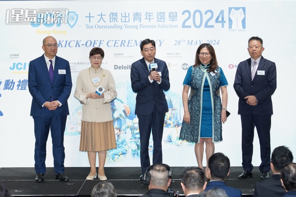 左起:賽馬會公司事務執行總監譚志源,香港董事學會行政總栽徐尉玲,行政會議成員高永文,資深教育家孔美琪,平等機會委員會前任主席朱敏健。葉偉豪攝 左起:賽馬會公司事務執行總監譚志源,香港董事學會行政總栽徐尉玲,行政會議成員高永文,資深教育家孔美琪,平等機會委員會前任主席朱敏健。葉偉豪攝