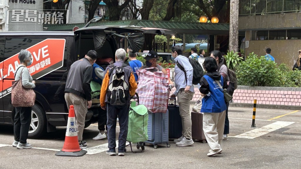 居民收拾部分個人物品後，離開宏志閣。