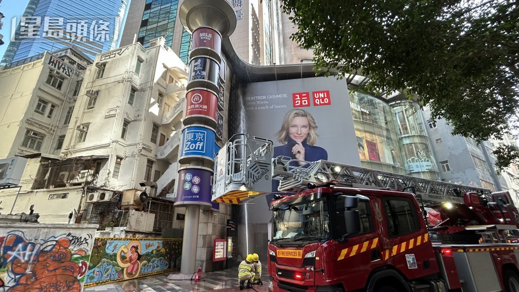 利舞臺廣場外巨型廣告招牌起火。