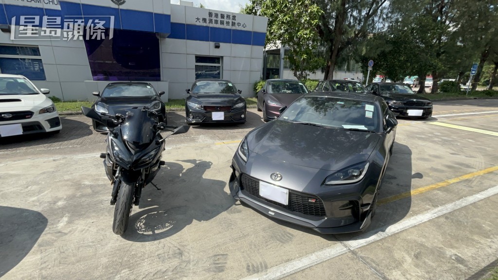 警方扣查拘查10輛私家車及一輛電單車。楊偉亨攝 警方扣查拘查10輛私家車及一輛電單車。楊偉亨攝
