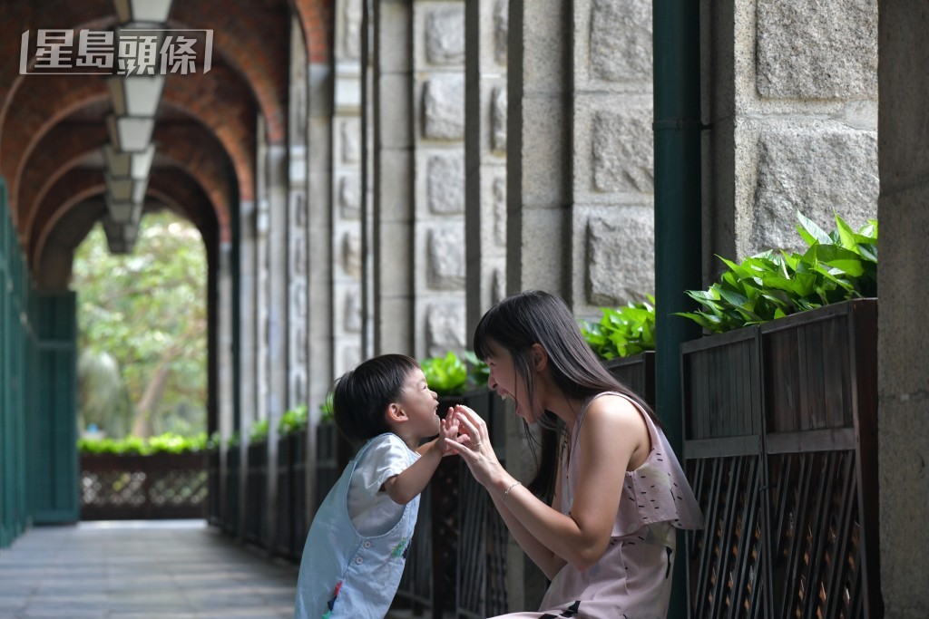 走廊既長又闊,運用超廣角鏡頭更易突顯建築物的歷史感。禇樂琪攝 走廊既長又闊,運用超廣角鏡頭更易突顯建築物的歷史感。禇樂琪攝