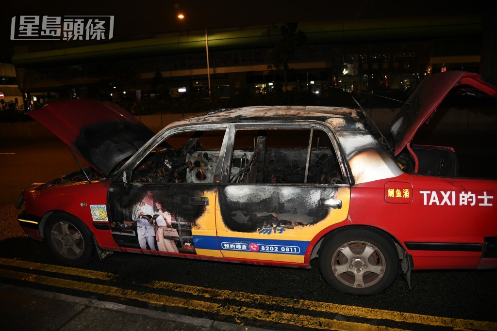 的士嚴重焚毀。黎志偉攝 的士嚴重焚毀。黎志偉攝