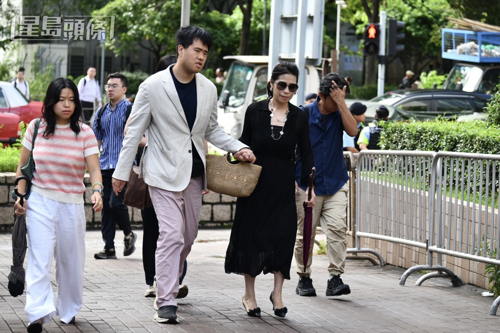 黎智英家人到庭旁聽。盧江球攝