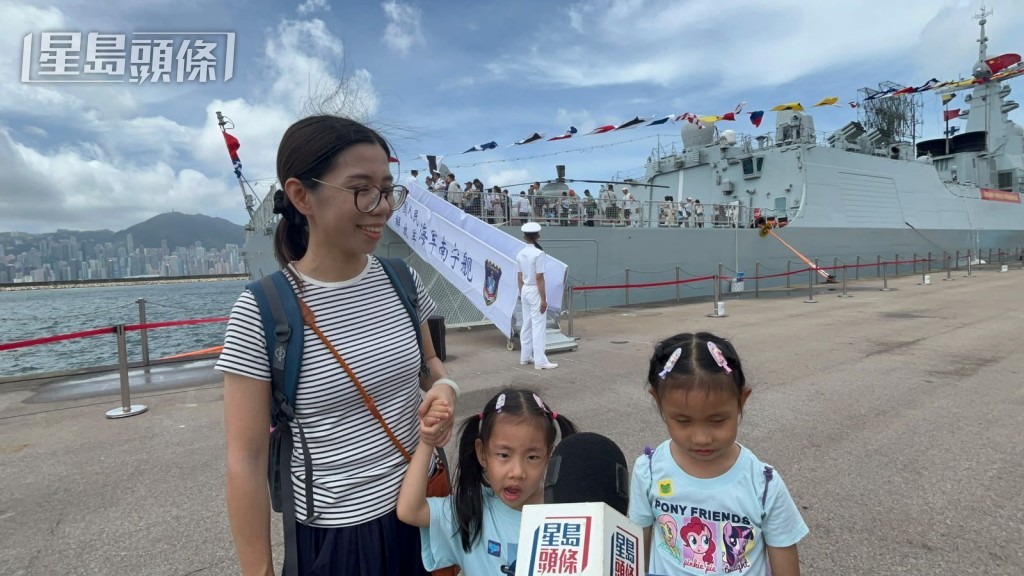 李太太太帶同兩名分別就讀小學一年級和幼稚園K2的女兒,一家四口登艦參觀。 李太太太帶同兩名分別就讀小學一年級和幼稚園K2的女兒,一家四口登艦參觀。