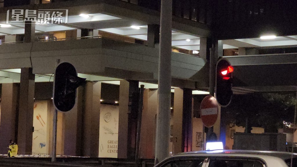 菲林明道分別有兩組交通燈，其中兩支被黑膠袋遮蓋。黎志偉攝