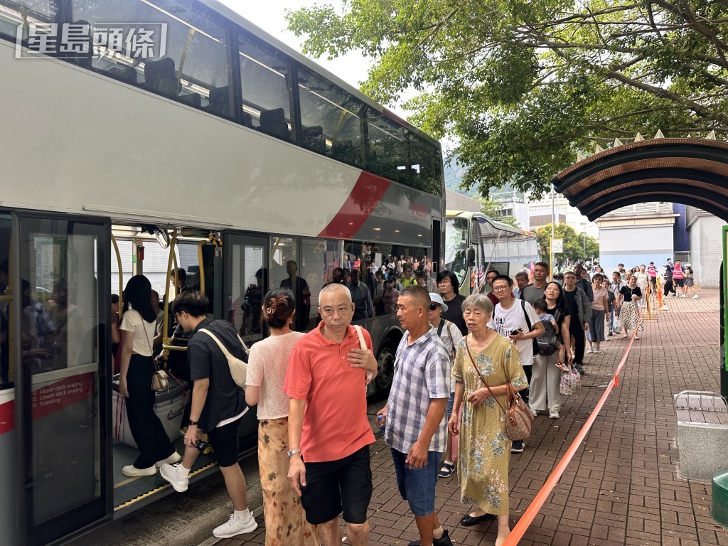 大批乘客排隊乘接駁巴士。梁國峰攝