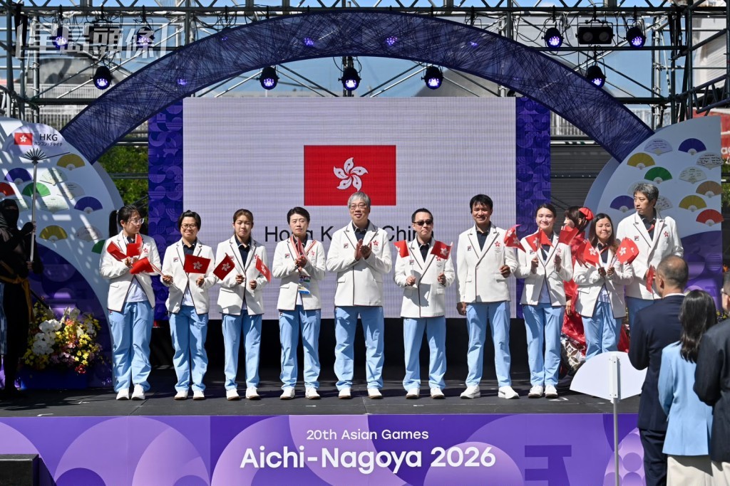 由于运动员分散住宿，只有陈紫晴一位运动员出席升旗礼，其余是港队代表团的工作人员。刘骏轩摄