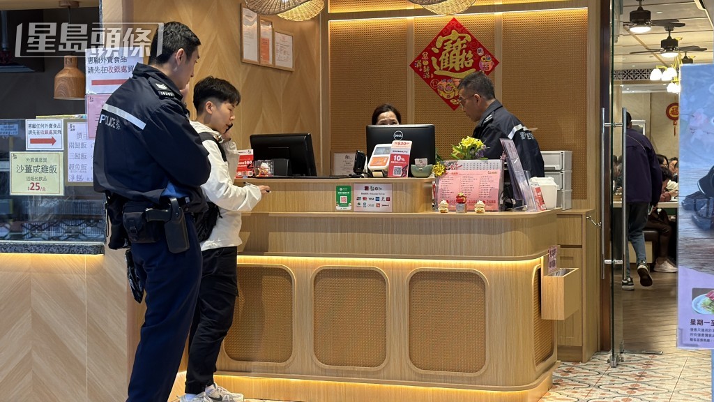 警員在涉事客家菜館調查。