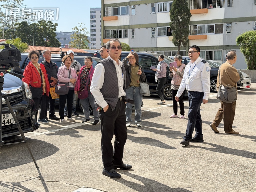 街坊在樓下暫避。