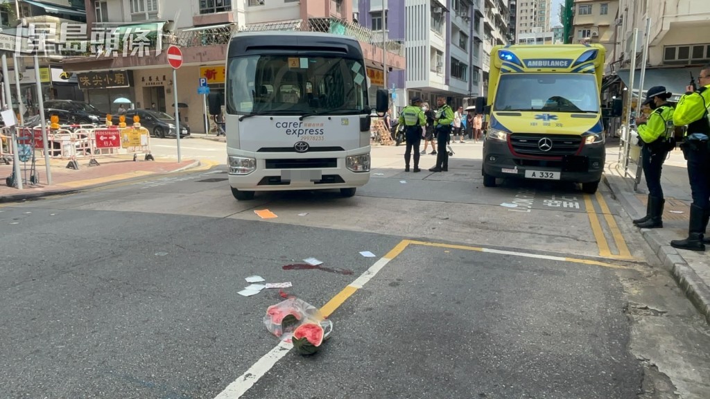 小巴撞倒過路老翁,地上遺下血迹和西瓜。 小巴撞倒過路老翁,地上遺下血迹和西瓜。