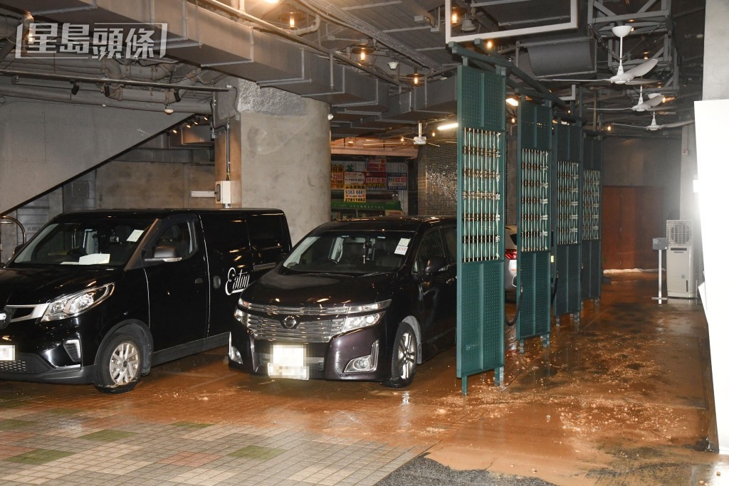 大量黃泥水湧入附近一間酒店停車場。徐裕民攝 大量黃泥水湧入附近一間酒店停車場。徐裕民攝