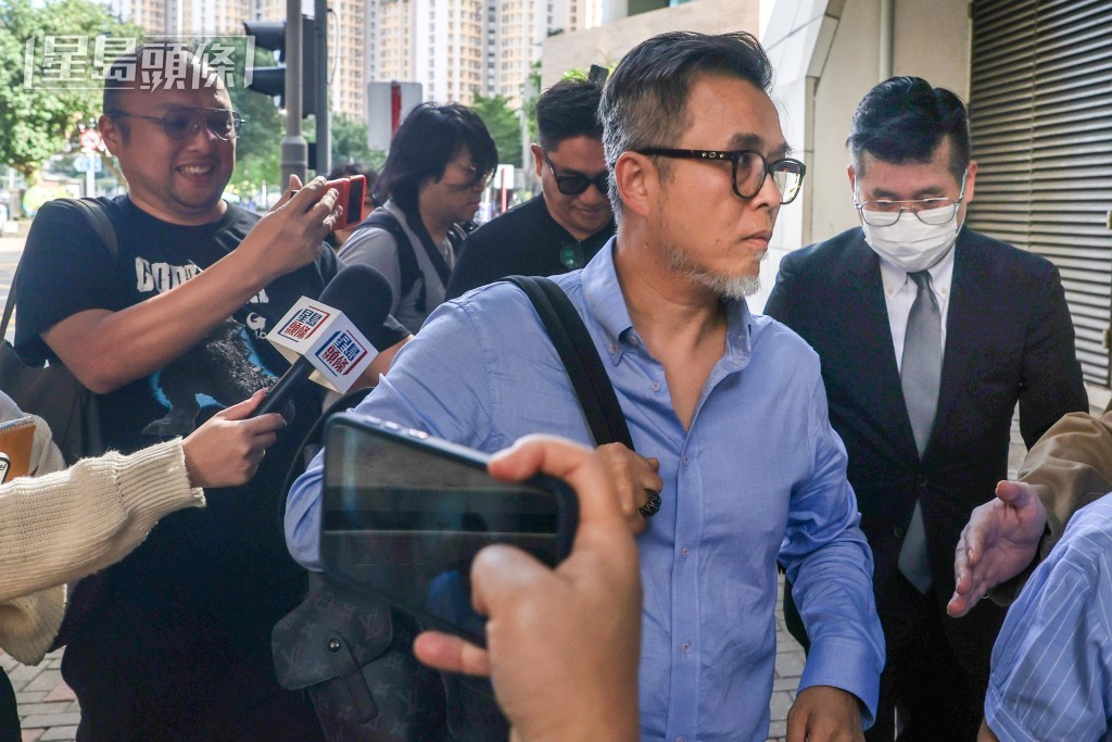 陳耀陽由親友陪同離開。何家豪攝