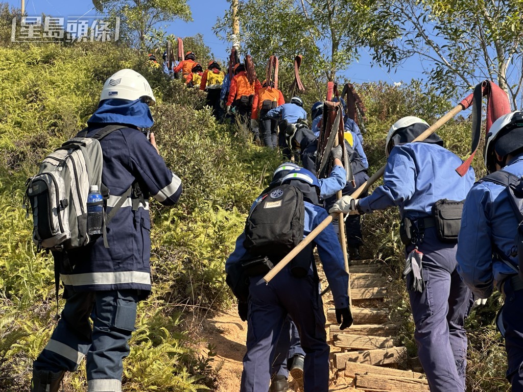 民安隊上山救火。梁國峰攝