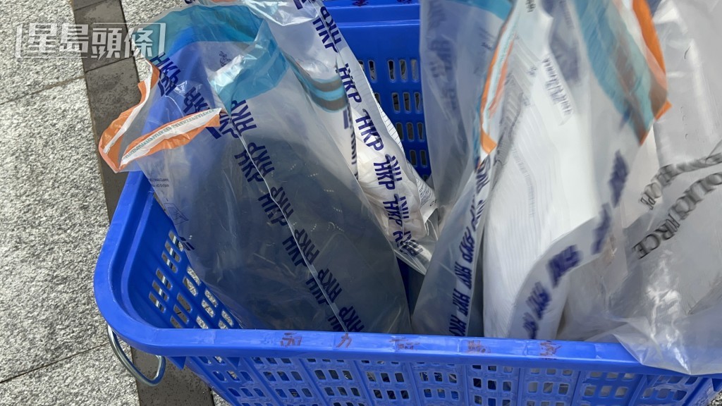 探員檢走證物。楊偉亨攝