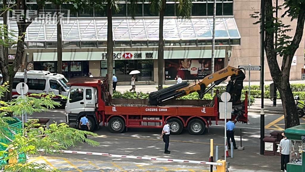 吊臂車將炮管吊走。