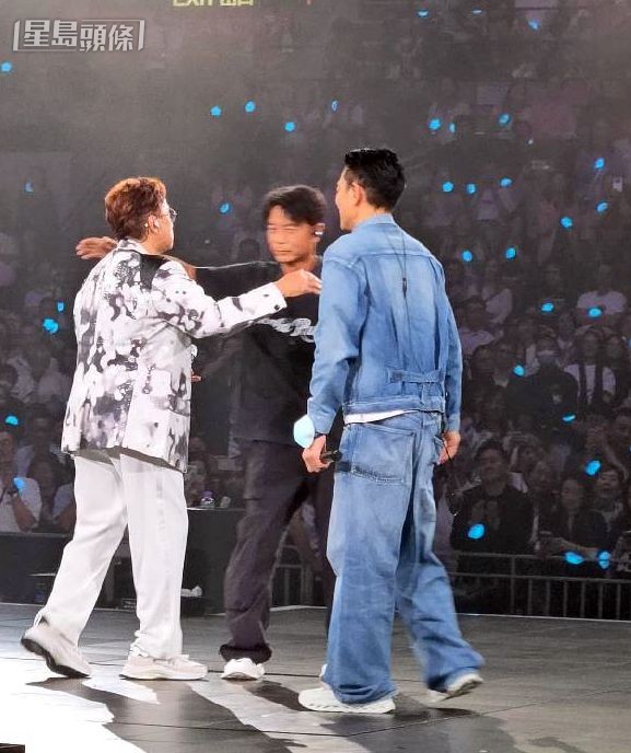 3人台上相擁。