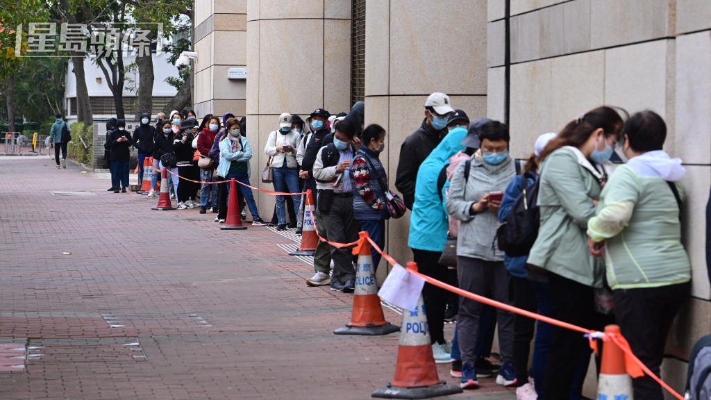 排隊旁聽的巿民。陳極彰攝 排隊旁聽的巿民。陳極彰攝