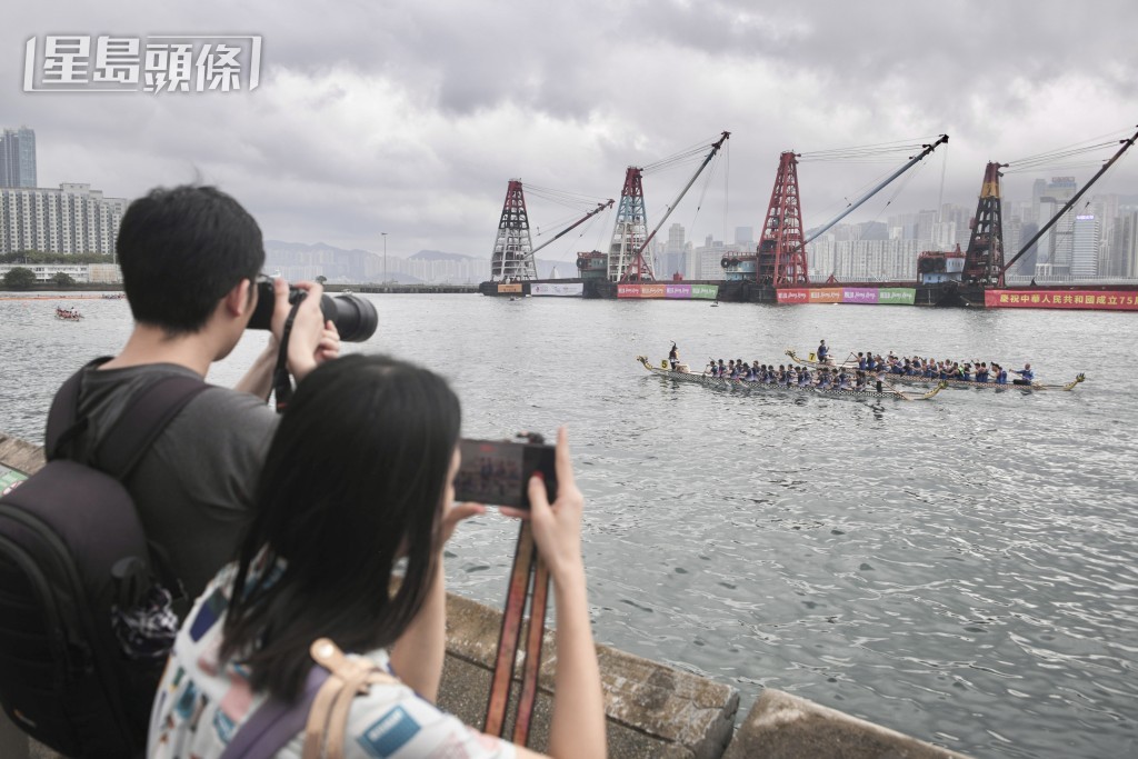 巿民亦為龍舟的賽事拍照。陳浩元攝 巿民亦為龍舟的賽事拍照。陳浩元攝