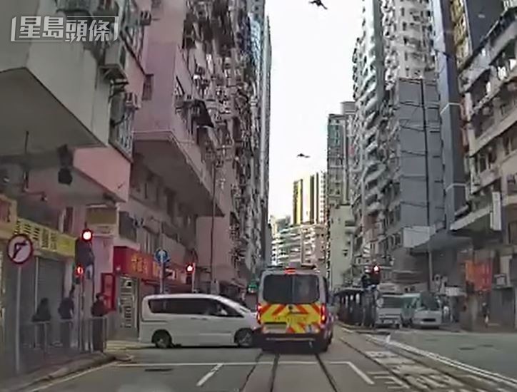 七人车与警车相撞。fb香港突发事故报料区影片截图