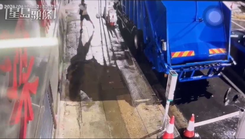 歹徒手持一桶油漆潑向店舖捲閘。
