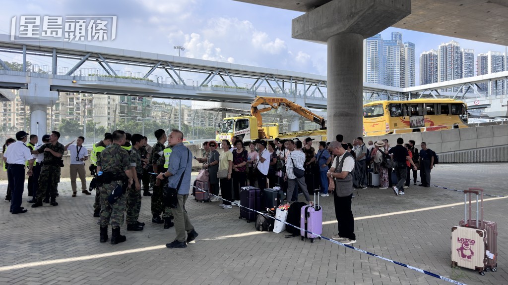 事後全車乘客離開車廂。