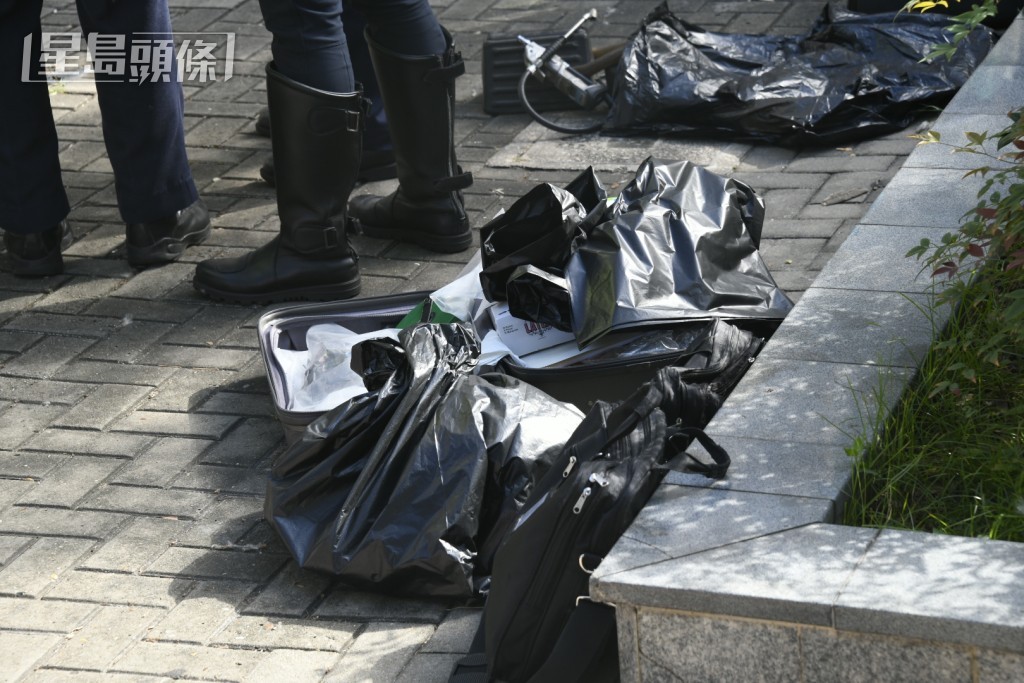 懷疑車輛機件殘骸被膠袋包起。 懷疑車輛機件殘骸被膠袋包起。